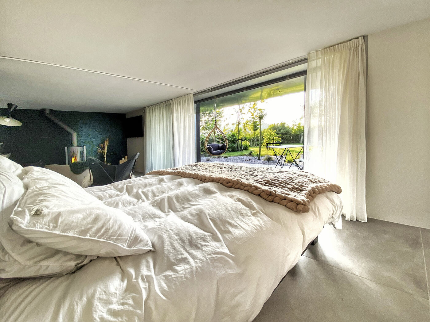 Chambre king-size de la Suite Nordique avec vue sur le jardin